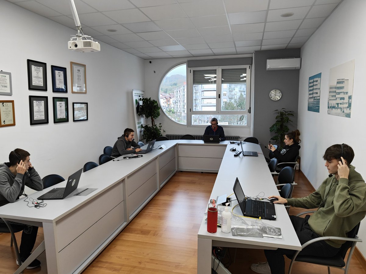 fpbidasoa's tweet photo. Bidasoan Euskararen Astea ospatzen ari gara. Aste honetan zehar ikastetxeko ikasle, irakasle, langile... Gaitu proiektuan gure aletxoa jarriko dugu grabazioak eginez @GozatuEuskaraz #gaituerronka https://t.co/nqaIoGA8DZ