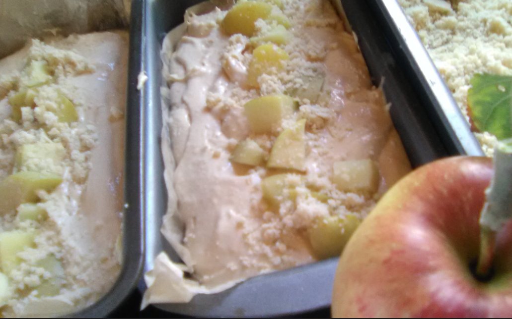v65ify's tweet photo. So happy #MeatFreeMonday I am a big fan of cakes that can be served cold with a pot of tea or warm with custard, this Toffee Apple Crumble Cake more than meets this brief, when the cakes have baked they are smothered in dulce de leche and re  sprinkled with crumble. https://t.co/LkIwqrHVht