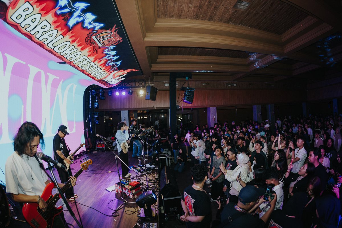 coldiacmusic's tweet photo. Sabtu kemarin di kota Malang tercinta!
Senang sekali bisa sing along bareng kalian ❤️

Baraloka Fest by @ciabrawijaya https://t.co/2Mzt6cQrCh
