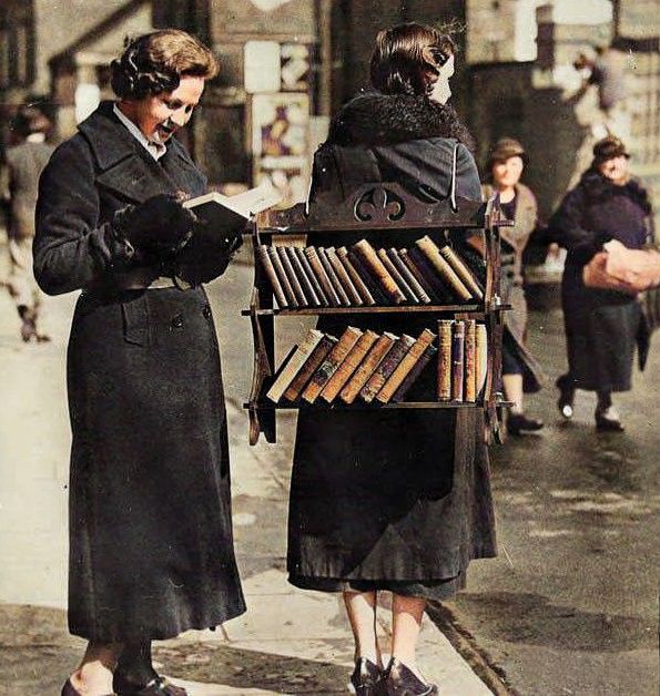 englandincolour's tweet photo. Reading a book at the walking library, London, 1930. #library #walkinglibrary #thethirties #the30s #london #books https://t.co/CeaEyurw80