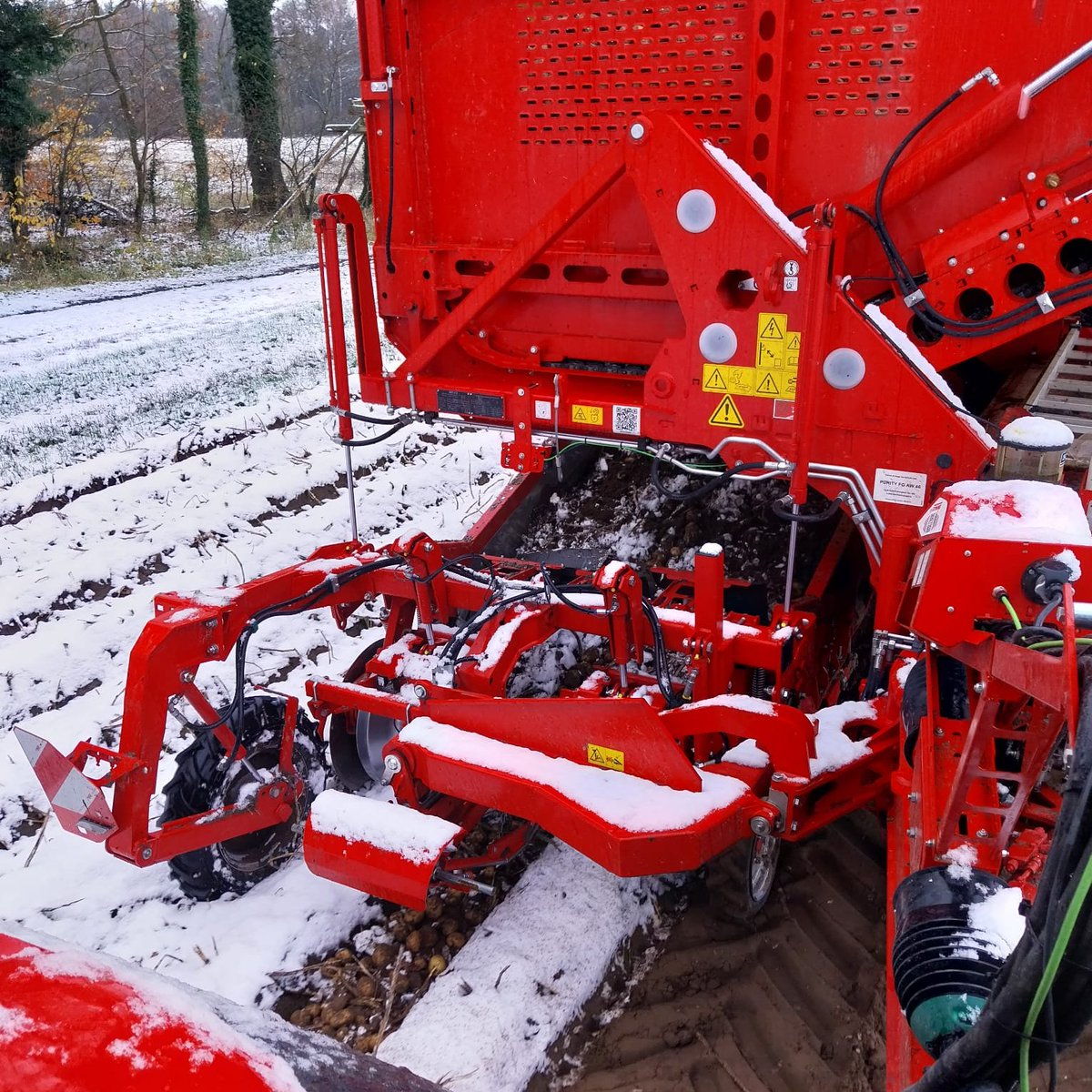 #PotatoMonday
The new generation of the EVO 280 harvesting potatoes in the snow ❄️
📍 Uelzen (Germany) 🇩🇪
#GRIMME #EVO280 #snow #potatoes