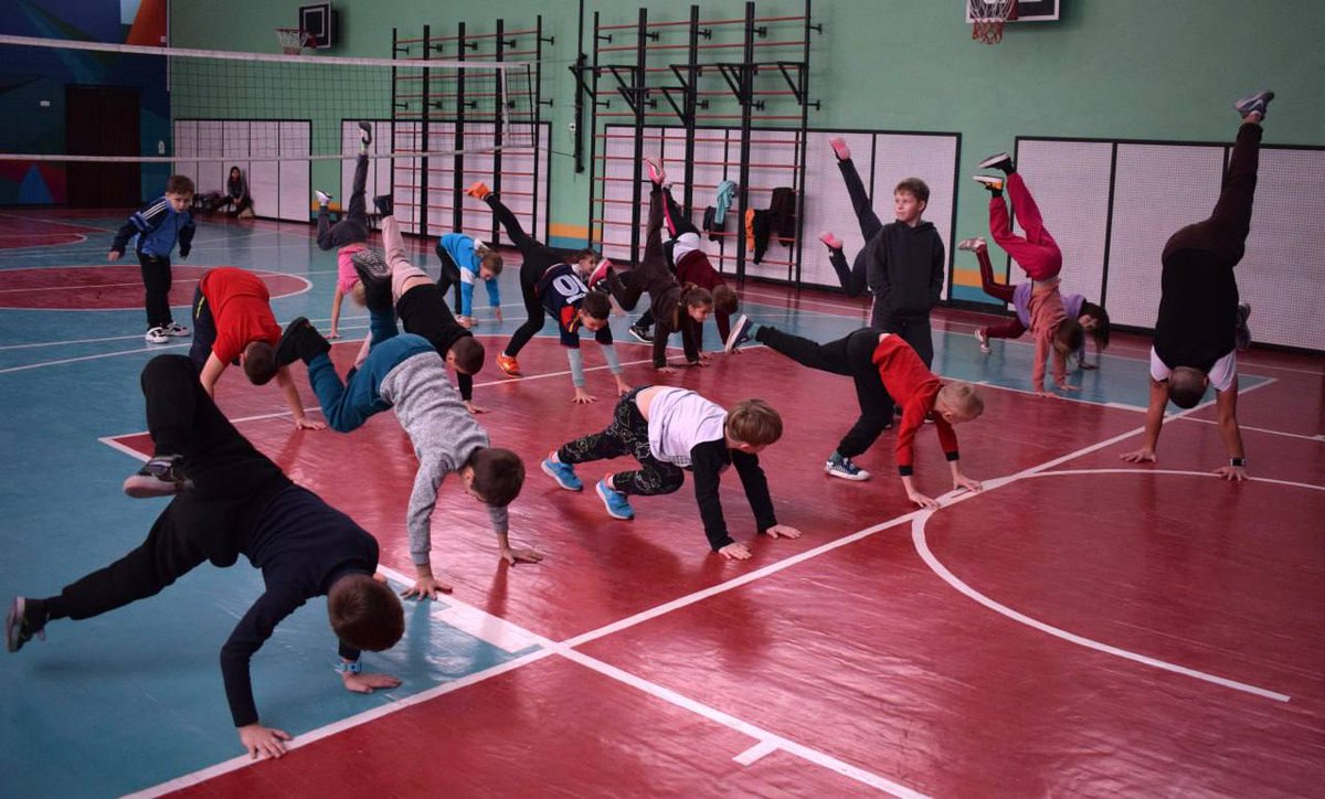 OlympicUA's tweet photo. 💙🤸♀️💛#DolikeOlympians: знайомство з акробатикою
👉https://t.co/ZiRKFZl9u2
#Націяпереможців #НОК #Україна #УкраїнськийСпорт #Ukraine #UkrainianSport #РазомдоПеремоги #Олімпійськийурок #Олімпійськийурок2023 #BeActive #OlympicLesson #НОКГорішніПлавні https://t.co/MUfhbNzizr