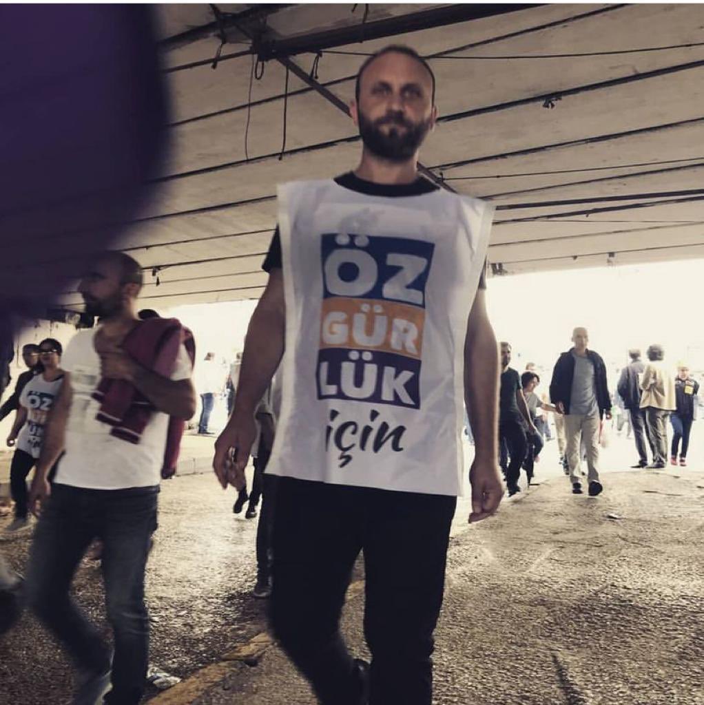 umutsenkaradeni's tweet photo. Faşist cunta tarafından katledilen Alaattin Demirci’nin mezarı başında yaptığı konuşma gerekçe gösterilerek Artvin savcılığı tarafından tutuklanma talebiyle dava açılmıştır. 

Yoldaşımız Ertuğrul Çelik yalnız değildir! https://t.co/0vfIbJ7TGz