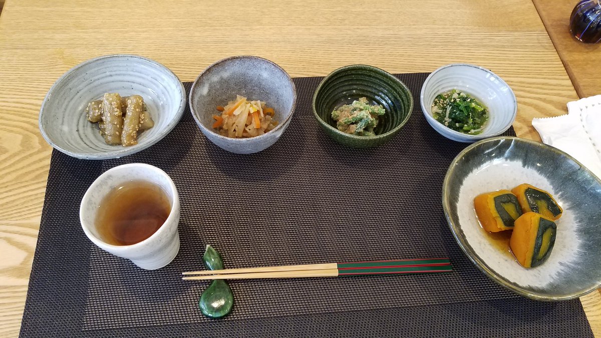 tokyofukuizumi's tweet photo. 東京 向島
ダイニング
#スウィートローズ
#SweetRose
#完全予約制
お客様にご紹介を頂き二人ランチ
店主のご主人
#ふれあい工房 製の器
食事と器も一緒に楽しみなが頂きました
#商店街を歩く
#鳩の街通り商店街
ご馳走様
またお伺いさせて下さい
#福泉茶店
#fukuizumichaten
@tokyofukuizumi https://t.co/plXWLvjghi