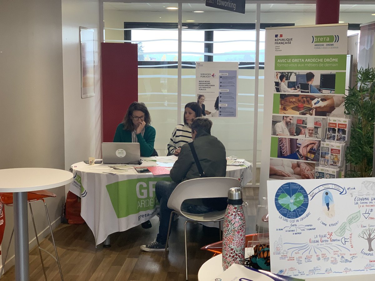 DuchampMichel1's tweet photo. ✅#AvecPoleEmploi Romans
👉La matinée bat son plein avec la découverte des métiers de l #Industrie organisée à l agence avec 
@uimm @lesgreta  table ronde avec ls Ets @Prodeval_biogas &amp; #Multimeca un public intéressé qui trouve réponse à ses questions 
#TousMobilises 👍#Recyclage https://t.co/J5bM3YxTPy
