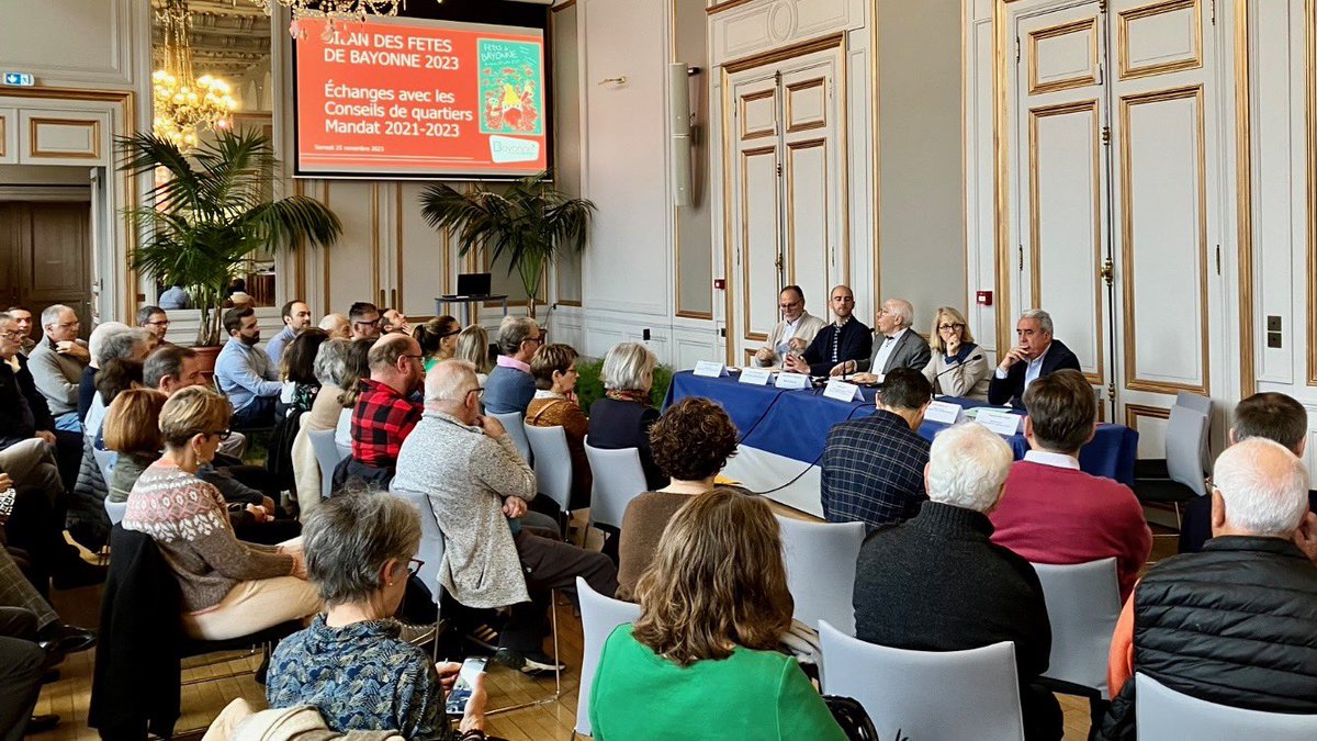 VilleDeBayonne's tweet photo. #BayonneMaVille Réunion des 4 Conseils de quartiers (mandat 2021/2023) sur les Fêtes de Bayonne avec le Maire @JreneEtchegaray Partager un diagnostic #Entendre #Echanger #Dialoguecitoyen avec @joseba _e @SophieCastel64 @yvesugalde https://t.co/De1IdnKATl