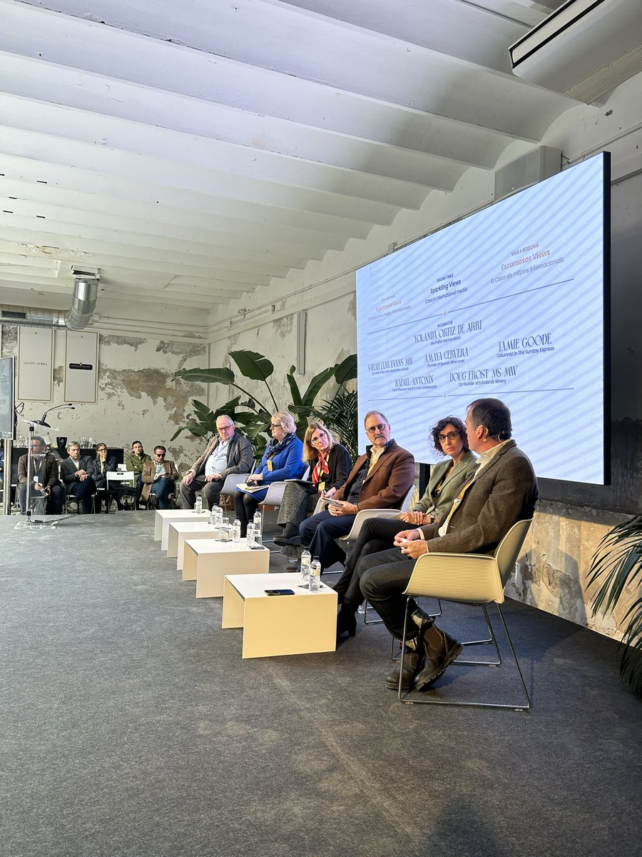 Sparkling Views: Cava in International Media from different points of view #CavaMeeting <a href="/yolanda_arri/">Yolanda O. de Arri</a> <a href="/SJEvansMW/">Sarah Jane Evans MW</a> <a href="/spanish_wl/">Spanish Wine Lover</a> <a href="/jamiegoode/">Jamie Goode</a> <a href="/winedogboy/">Doug Frost</a> Rafael Antonín