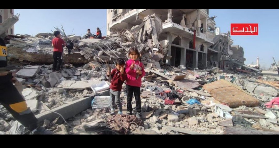 hoad2A's tweet photo. From the rubble of their destoyed homes they start their life again 
Those are the people of Gaza they struggle all the circumstances around them to live and survive
Donate to Gaza🇵🇸
https://t.co/Q8X9bjMAGX https://t.co/JnMaBLY0Lv