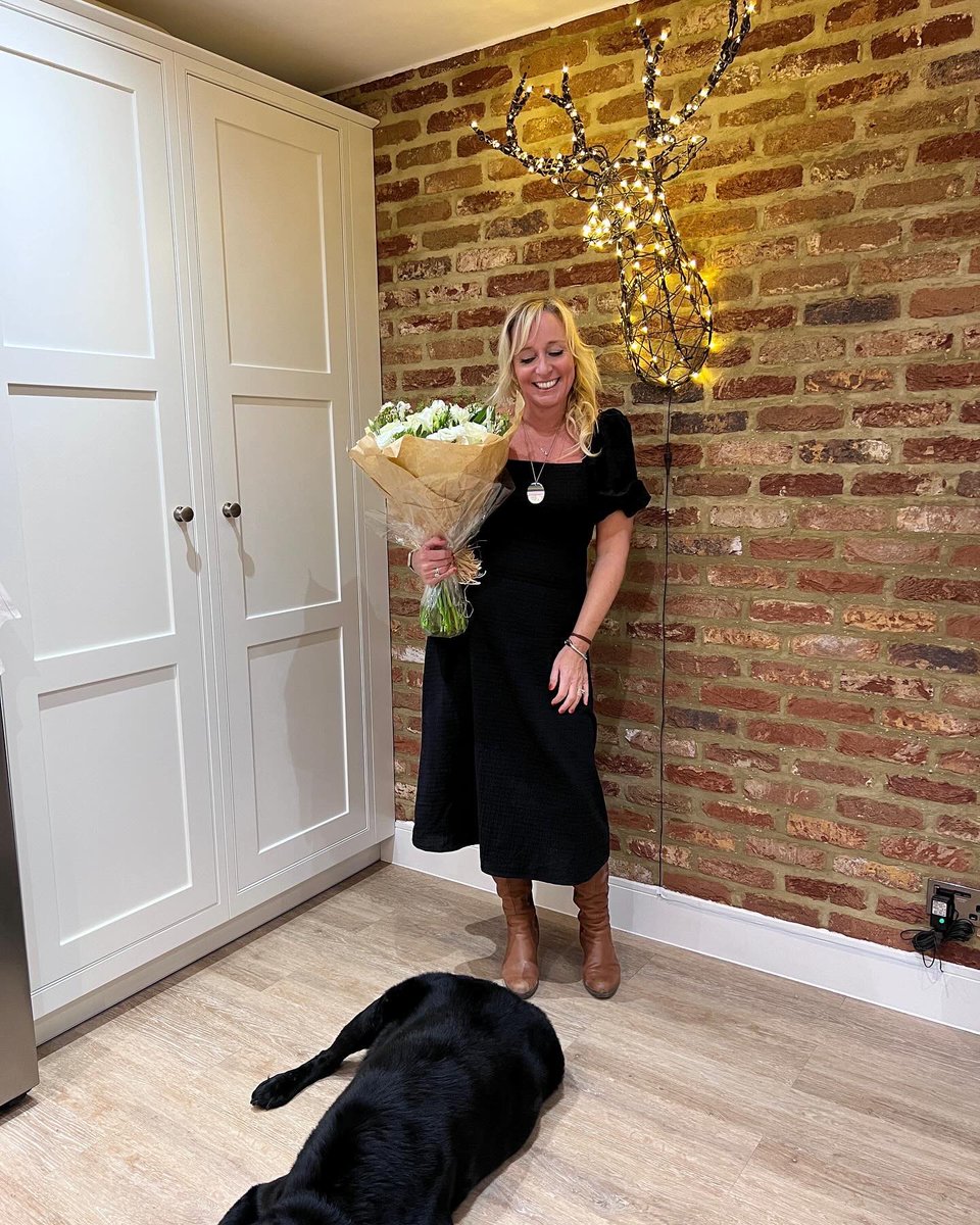 A lovely afternoon singing at an Advent concert accompanied by the brilliant All Souls Ensemble <a href="/christchurchcw/">Christ Church Chorleywood</a> - forgot to take a picture in my concert dress but here’s me back at home..thanks for my beautiful flowers ❤️🎄#thelondonsoprano #advent #christmas #concert  #classical