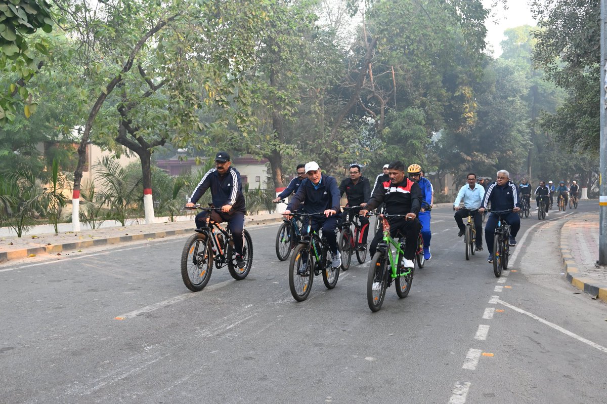 IOCL_BarauniRef's tweet photo. .@ChairmanIOCL led the Paryavaran Cycle Rally at Barauni Refinery Township exemplifying @IndianOilcl's commitment to #GreenResolve. Planted a sapling at the #AmritVatika on NH-31 and appreciated Barauni Refinery for the stewardship in environment management
#NetZero
@IOCL_BIHAR https://t.co/TlDG51xsIJ