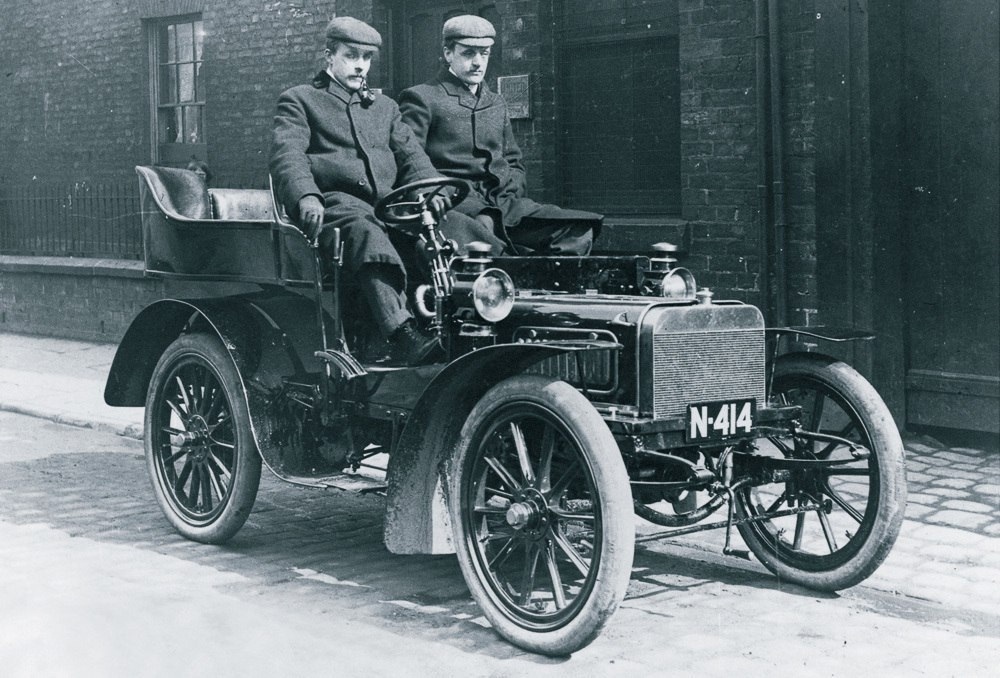 Rolls-Royce 10 hp - первый автомобиль компании Rolls-Royce был создан Чарльзом Роллсом и Генри Ройсом в 1904 году. Двигатель машины имел мощность 10 лошадиных сил, максимальная скорость составляла 63 км\ч