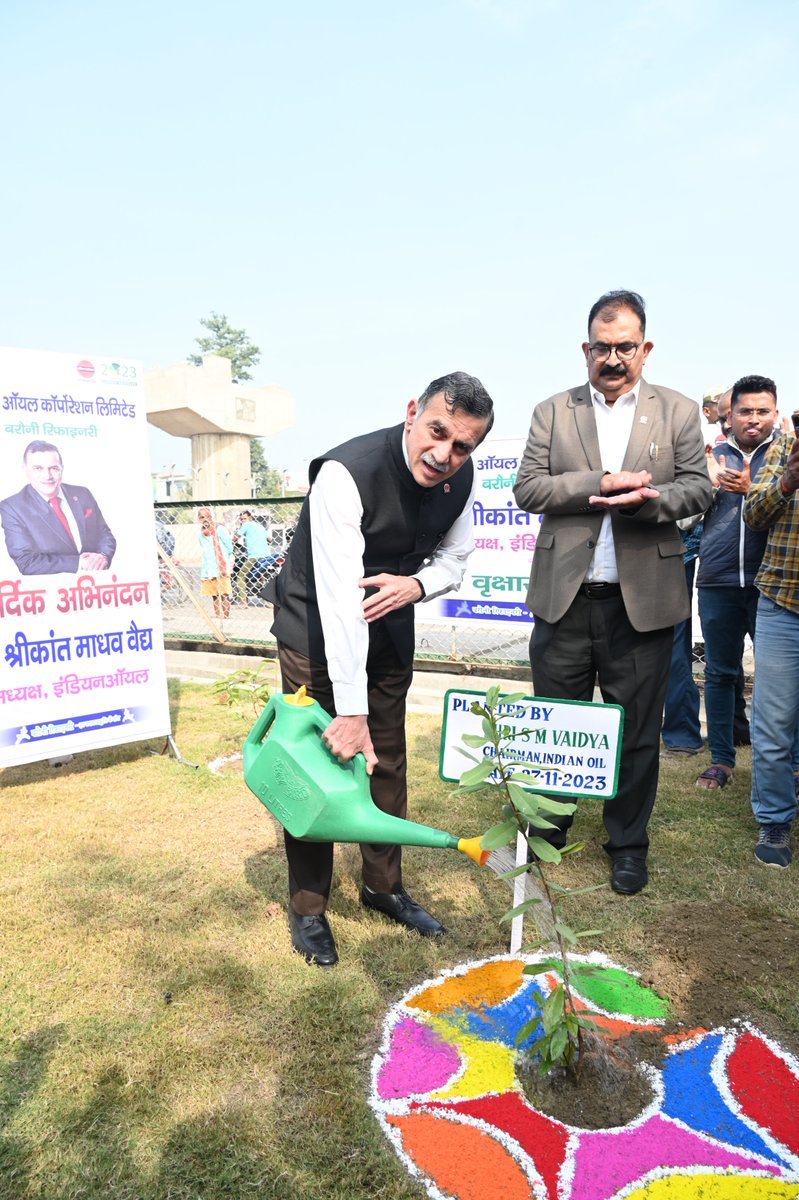 IOCL_BarauniRef's tweet photo. .@ChairmanIOCL led the Paryavaran Cycle Rally at Barauni Refinery Township exemplifying @IndianOilcl's commitment to #GreenResolve. Planted a sapling at the #AmritVatika on NH-31 and appreciated Barauni Refinery for the stewardship in environment management
#NetZero
@IOCL_BIHAR https://t.co/TlDG51xsIJ