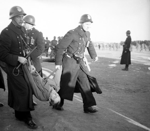svenskhistoria's tweet photo. Den 3 december 1945 utlämnade Sverige 1 850 internerade tyska militärer till Sovjetunionen. #svhist #dagensdatum https://t.co/SA3nS8DPwT