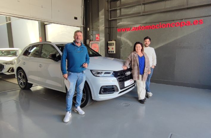 AutomocionCopa's tweet photo. Clientes felices, día inolvidable. 🚗✨ Nuestro AUDI Q5 Black Line 40 TDI  entregado con alegría. https://t.co/ZuUZm0emco

 #AudiEntregaFeliz  #ClientesSonrientes https://t.co/QPVorQnZJt