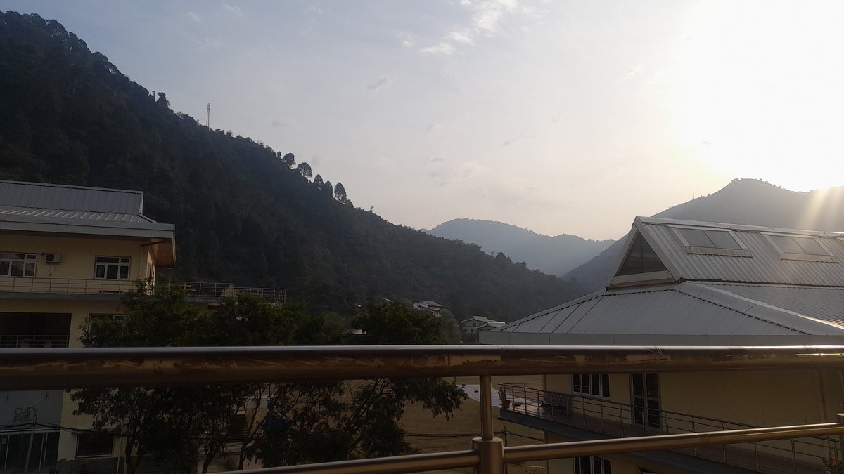 OmiKOP26's tweet photo. Pleasant weather, beautiful scenery and Lucky Ali music = Optimal working environment ❤️ https://t.co/9gtYZCDg9V