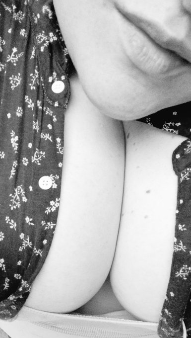 Boobies et sortie de douche.  Me faire une offrande : https://t.co/lOhGIi388k  Acheter une vid&eacute;o, un