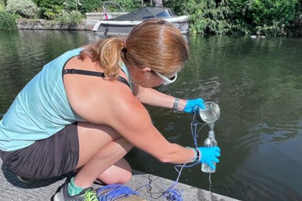 Our Reclaim Our Rivers project has highlighted concentrations of harmful bacteria up to six times above the recommended standards for safe bathing in Henley-on-Thames. thames21.org.uk/2023/11/river-… 🧵 pic credit: Rachael Wood