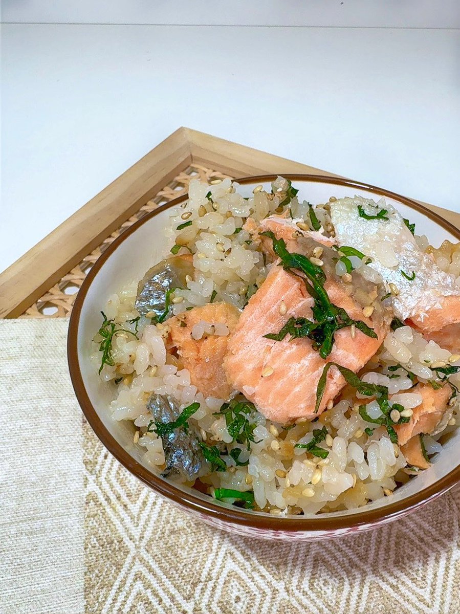 emiry_oinari's tweet photo. ばあちゃんがよく作ってくれた鮭の炊き込みご飯再現🍁
ばあちゃんの神の手から毎度目分量で作り出される味が神がかってるんだけど私なんぞに真似出来ないのでこれうまつゆ一択。
調味料1つで激うまな炊き込みご飯作れるのでどぞ。多めに作るのに1釜秒でなくなる笑 https://t.co/1kwU06rlmv