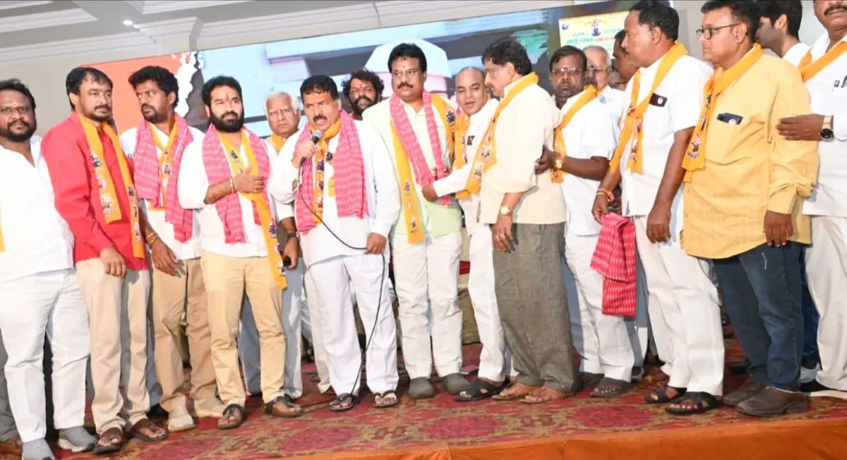 MutaGopal's tweet photo. హెరిటేజ్ ఫంక్షన్ హాల్ వేదికగా జరిగిన 'పద్మశాలి ఆత్మీయ సమ్మేళనం' లో పాల్గొని వారితో మమేకమై వివిధ అంశాలపై ప్రసంగించడం జరిగింది.
#MutaGopalForMusheerabad #MutaGopalAgain #MutaGopalForProgress #VoteForCar #KCROnceAgain #BRSParty #MutaGopal #MusheerabadConstituency #Musheerabad #musheerabadwithbrs