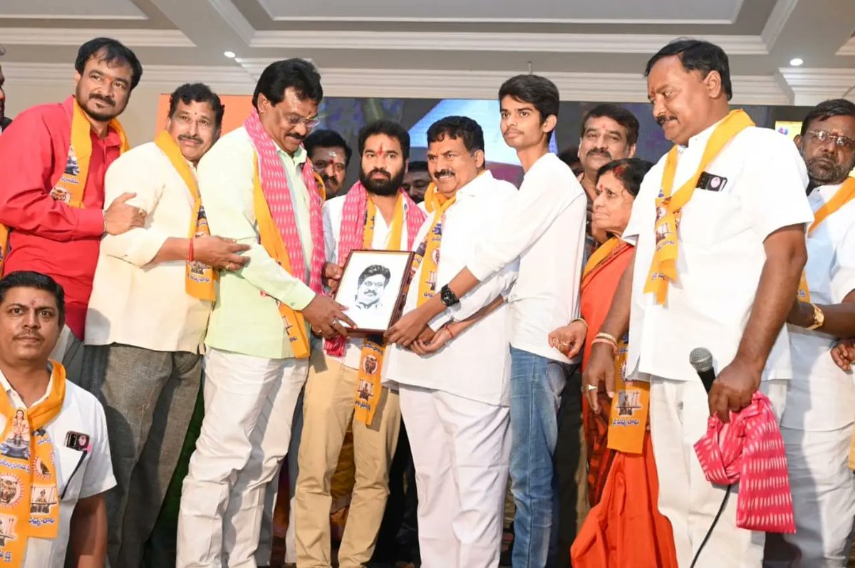 MutaGopal's tweet photo. హెరిటేజ్ ఫంక్షన్ హాల్ వేదికగా జరిగిన 'పద్మశాలి ఆత్మీయ సమ్మేళనం' లో పాల్గొని వారితో మమేకమై వివిధ అంశాలపై ప్రసంగించడం జరిగింది.
#MutaGopalForMusheerabad #MutaGopalAgain #MutaGopalForProgress #VoteForCar #KCROnceAgain #BRSParty #MutaGopal #MusheerabadConstituency #Musheerabad #musheerabadwithbrs