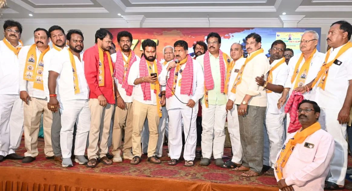 MutaGopal's tweet photo. హెరిటేజ్ ఫంక్షన్ హాల్ వేదికగా జరిగిన 'పద్మశాలి ఆత్మీయ సమ్మేళనం' లో పాల్గొని వారితో మమేకమై వివిధ అంశాలపై ప్రసంగించడం జరిగింది.
#MutaGopalForMusheerabad #MutaGopalAgain #MutaGopalForProgress #VoteForCar #KCROnceAgain #BRSParty #MutaGopal #MusheerabadConstituency #Musheerabad #musheerabadwithbrs