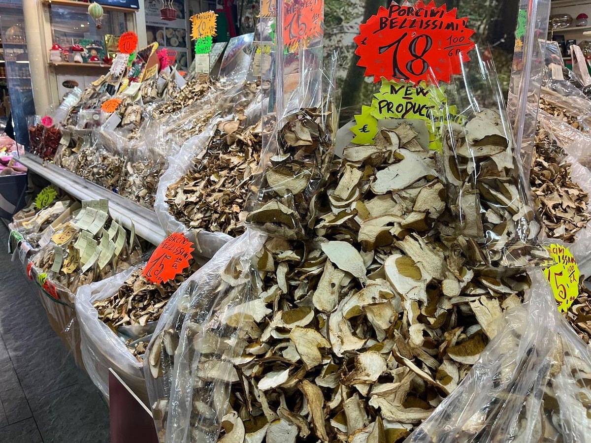 Cada vez que viajamos nos gusta ver los mercados de los lugares a los que vamos. Este es el hermoso mercado central de Florencia. 

#CasaUrola
