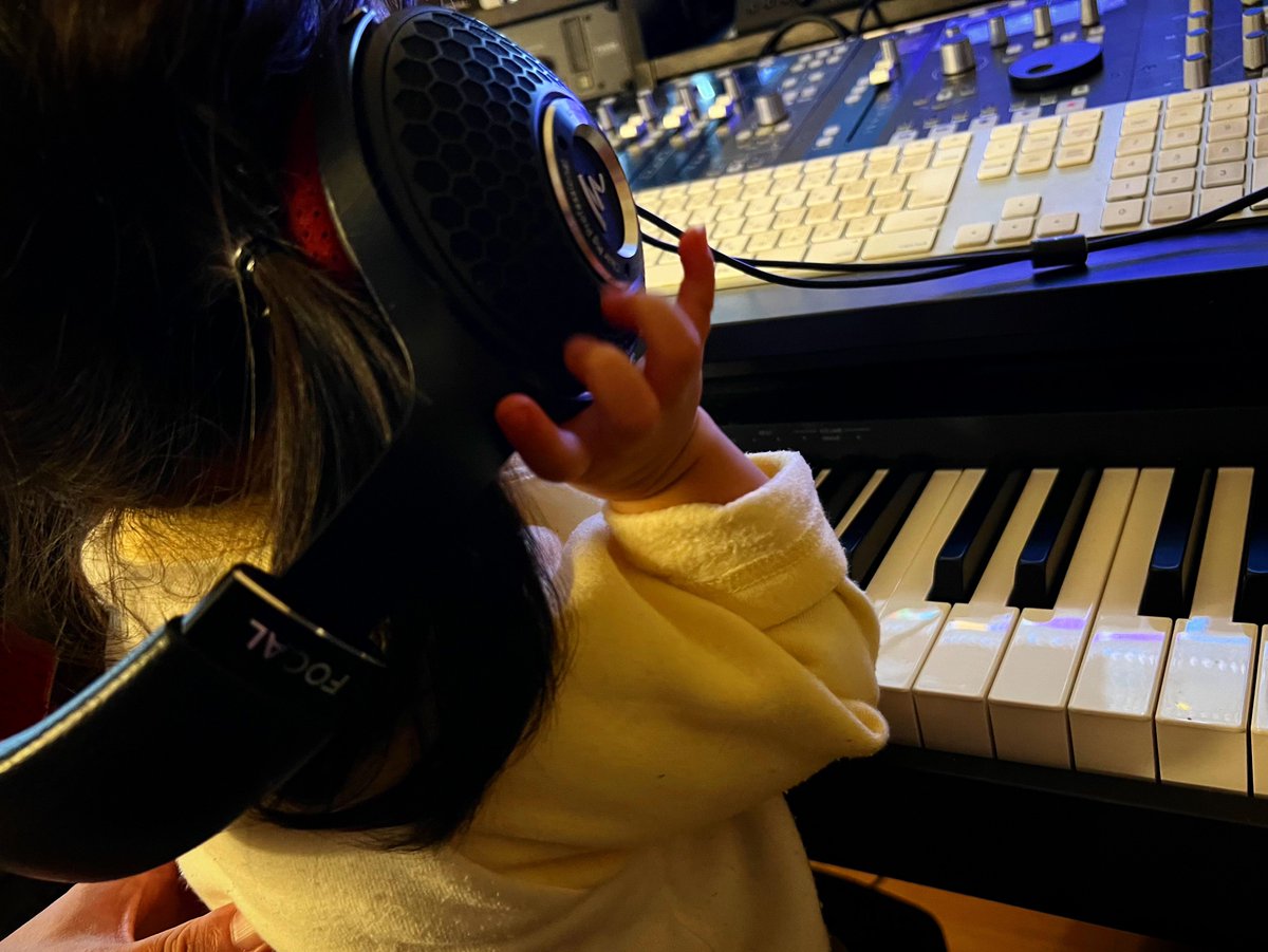 YujiMorita0204's tweet photo. 我が家のサウンドプロデューサー
1歳11ヶ月の愛娘が
お気に入りのヘッドホンで
パパの新曲チェック中
娘よ、音出てるのスピーカーの方やで
#FOCAL
#ClearMGPro https://t.co/mA966I8yo3