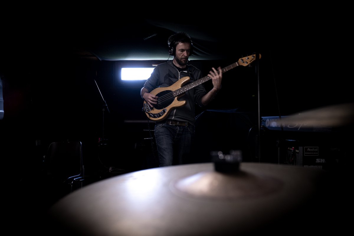 🎧 Boulot, boulot &amp; pré-production 🎧
Il y a quelque temps nous avons partagé un bon moment en compagnie de Julien Dou, où nous avons enregistré quelques-uns de nos titres ! 🎵 Explorer la voie à suivre, travailler, affiner, peaufiner 🥰