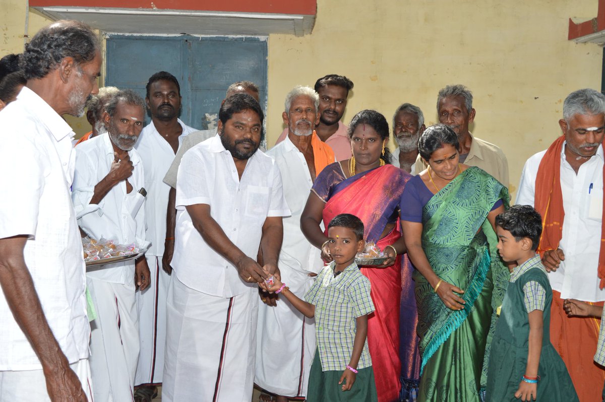 vishwasewaran's tweet photo. மான்புமிகு விளையாட்டு மற்றும் இளைஞர் நலன் அமைச்சர் சின்னவர் உதயநிதி ஸ்டாலின் அவர்களின் பிறந்தநாளை முன்னிட்டு நமது தெற்கு செயலாளர் மு. மணிமாறன் அவர்களின் ஆணைக்கிணங்க  உசிலை தெற்கு ஒன்றிய செயலாளர் S .V.Sமுருகன் அவர்களின் தலைமையில் எருமார்பட்டி நடுநிலை பள்ளியில் இனிப்பு  வழங்கியபோது https://t.co/9jCkl3bYoC