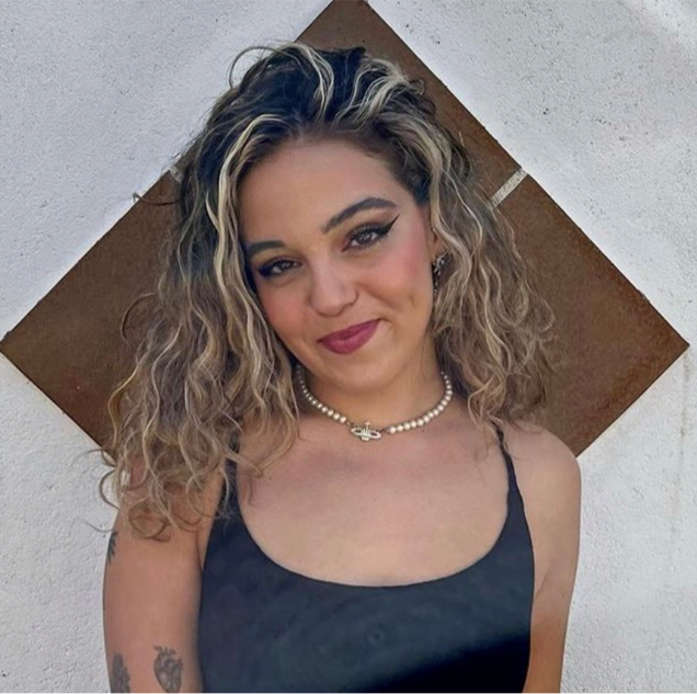 Alba Trabas, nos presentará su colección "Deconstrucción" en la sala Trasiega. Su obra, está inspirada en la arquitectura
deconstructivista, caracterizada por la impredecibilidad, juega con la mezcla de tejidos, cortes, y texturas. ¡Reserva tu plaza!