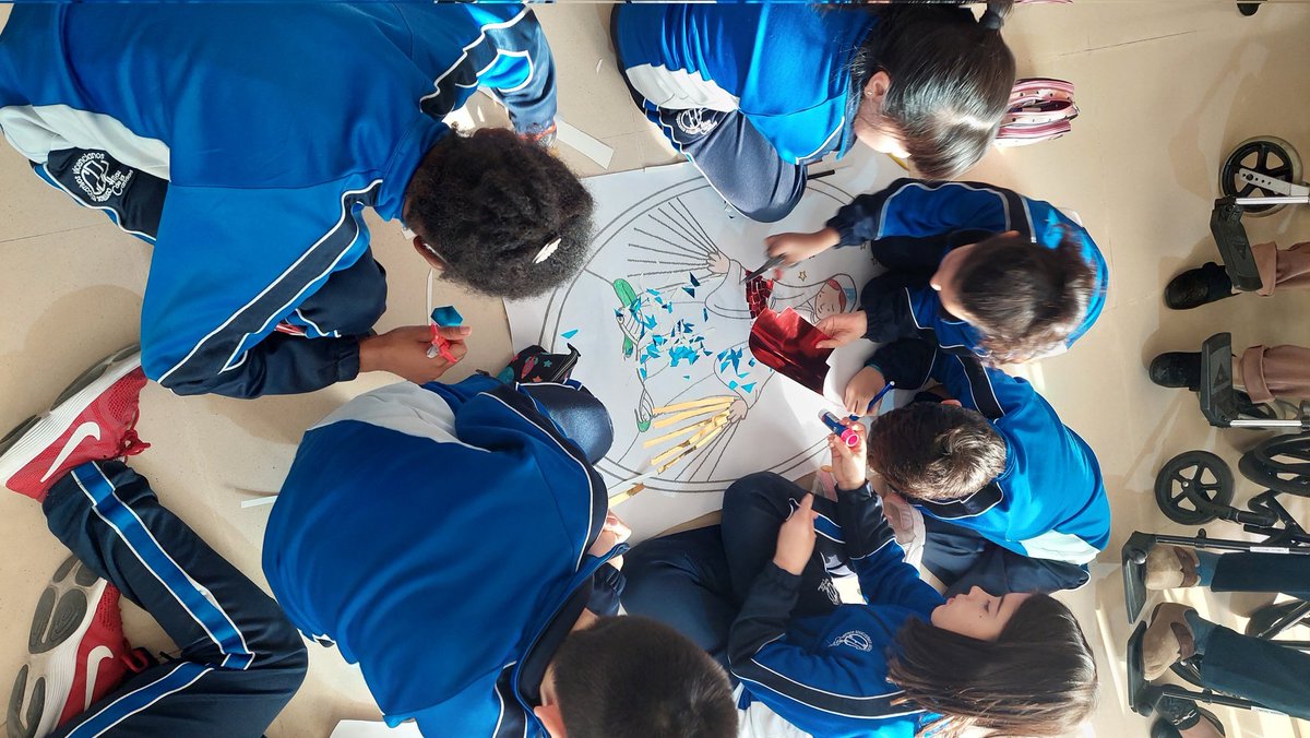 sergiosvpz's tweet photo. El alumnado de 4°de primaria de @SVP_Zgz estamos celebrando el día de la Milagrosa en compañía de nuestros mayores.  Les vamos a regalar medallas de la Virgen Milagrosa y les estamos elaborando una medalla especial pintada por nosotros y nosotras https://t.co/SgjPARA0BD