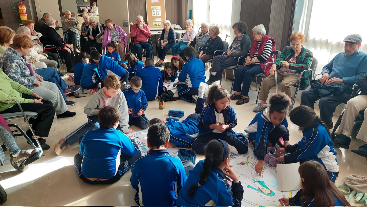 sergiosvpz's tweet photo. El alumnado de 4°de primaria de @SVP_Zgz estamos celebrando el día de la Milagrosa en compañía de nuestros mayores.  Les vamos a regalar medallas de la Virgen Milagrosa y les estamos elaborando una medalla especial pintada por nosotros y nosotras https://t.co/SgjPARA0BD