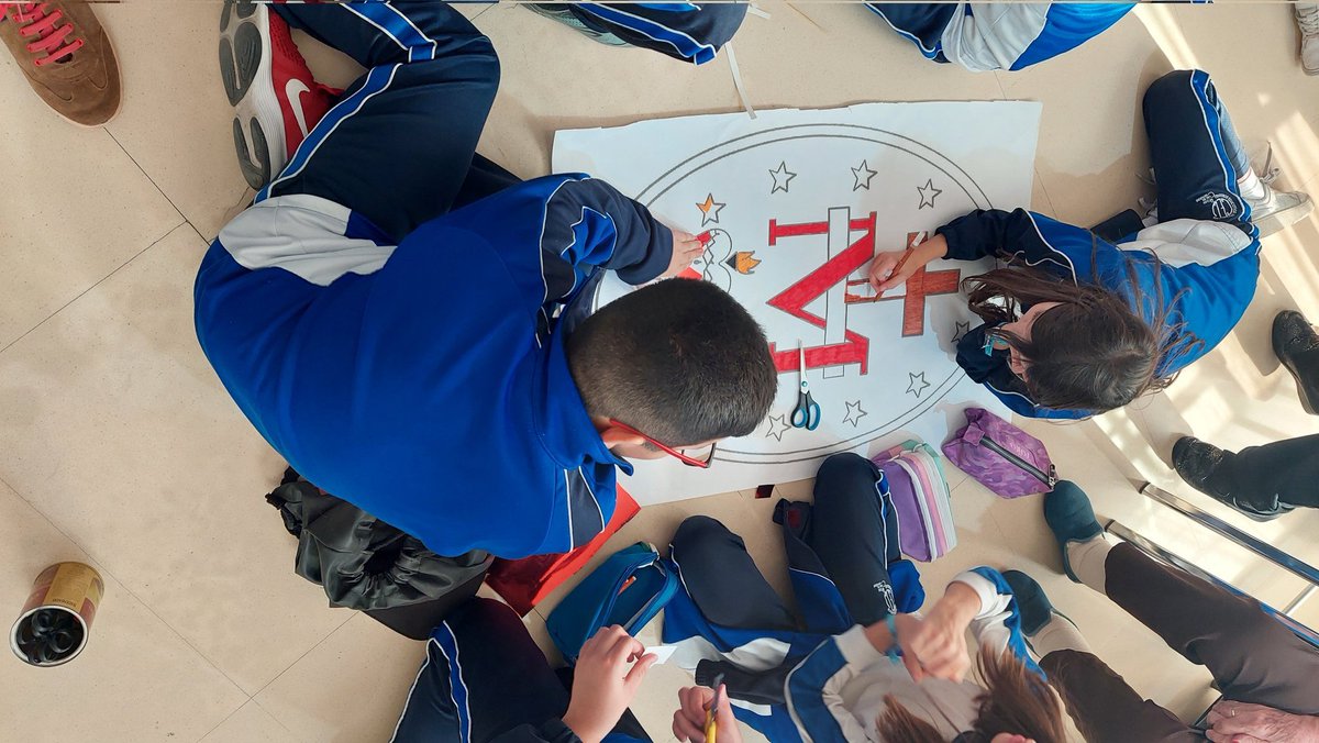 sergiosvpz's tweet photo. El alumnado de 4°de primaria de @SVP_Zgz estamos celebrando el día de la Milagrosa en compañía de nuestros mayores.  Les vamos a regalar medallas de la Virgen Milagrosa y les estamos elaborando una medalla especial pintada por nosotros y nosotras https://t.co/SgjPARA0BD