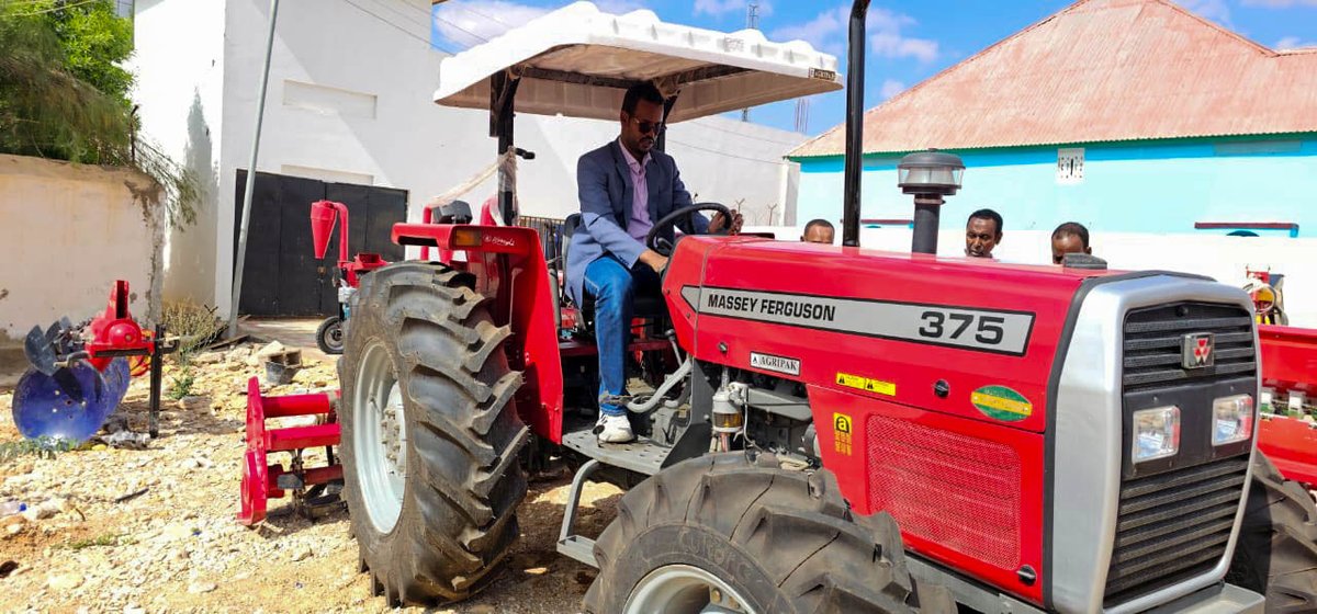 FAOSomalia's tweet photo. 🗓️20/11/23, a momentous occasion in #Garowe, as the #RAAISE project team under the @EU_in_Somalia funded Programme handed over cutting-edge fodder production and processing machinery to @MoLAH_Puntland.   

#Livestock #FodderProduction #FoodSecurity https://t.co/6DbZLuBIg9