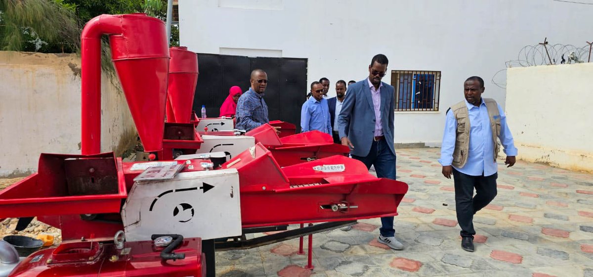 FAOSomalia's tweet photo. 🗓️20/11/23, a momentous occasion in #Garowe, as the #RAAISE project team under the @EU_in_Somalia funded Programme handed over cutting-edge fodder production and processing machinery to @MoLAH_Puntland.   

#Livestock #FodderProduction #FoodSecurity https://t.co/6DbZLuBIg9