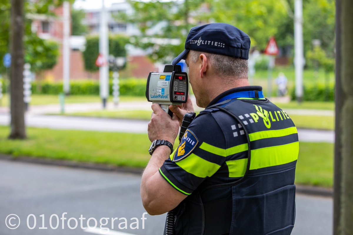 Collega's van het basisteam controleerden in november op het rijgedrag van bestuurders op de Rijsenburgselaan. Er zijn twee bekeuringen geschreven voor de overschrijding van de max. toegestane snelheid.
