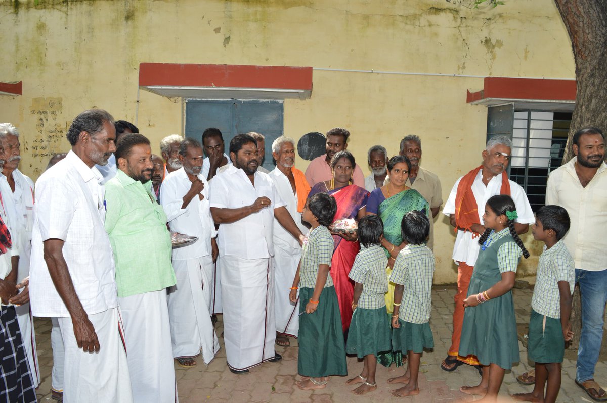 vishwasewaran's tweet photo. மான்புமிகு விளையாட்டு மற்றும் இளைஞர் நலன் அமைச்சர் சின்னவர் உதயநிதி ஸ்டாலின் அவர்களின் பிறந்தநாளை முன்னிட்டு நமது தெற்கு செயலாளர் மு. மணிமாறன் அவர்களின் ஆணைக்கிணங்க  உசிலை தெற்கு ஒன்றிய செயலாளர் S .V.Sமுருகன் அவர்களின் தலைமையில் எருமார்பட்டி நடுநிலை பள்ளியில் இனிப்பு  வழங்கியபோது https://t.co/9jCkl3bYoC