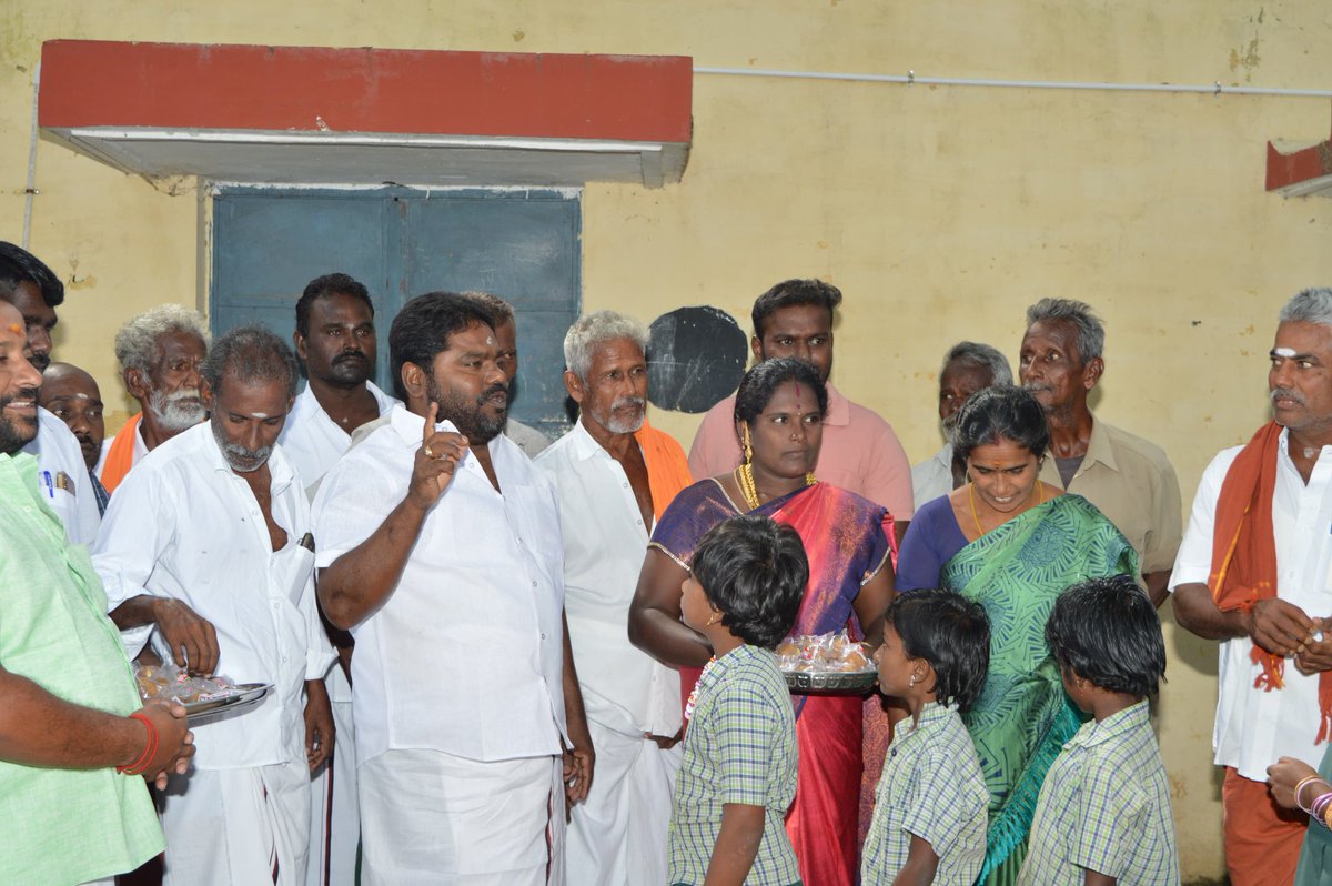 vishwasewaran's tweet photo. மான்புமிகு விளையாட்டு மற்றும் இளைஞர் நலன் அமைச்சர் சின்னவர் உதயநிதி ஸ்டாலின் அவர்களின் பிறந்தநாளை முன்னிட்டு நமது தெற்கு செயலாளர் மு. மணிமாறன் அவர்களின் ஆணைக்கிணங்க  உசிலை தெற்கு ஒன்றிய செயலாளர் S .V.Sமுருகன் அவர்களின் தலைமையில் எருமார்பட்டி நடுநிலை பள்ளியில் இனிப்பு  வழங்கியபோது https://t.co/9jCkl3bYoC