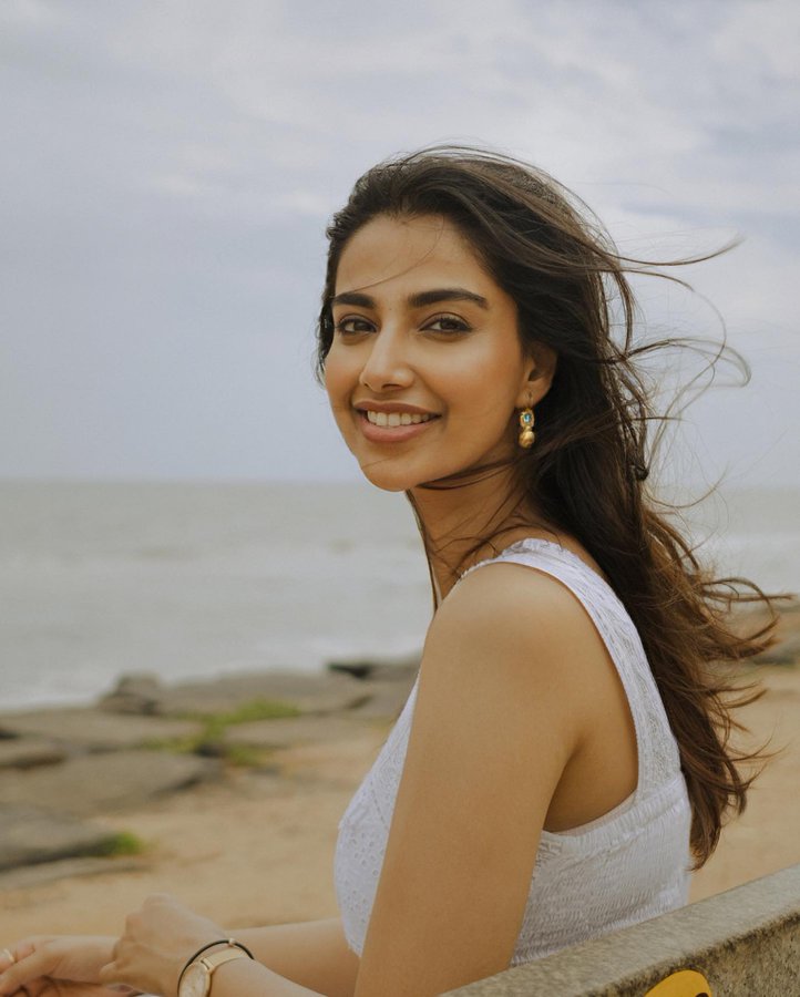 F_7xhV_bsAA-0IE?format=jpg&name=900x900