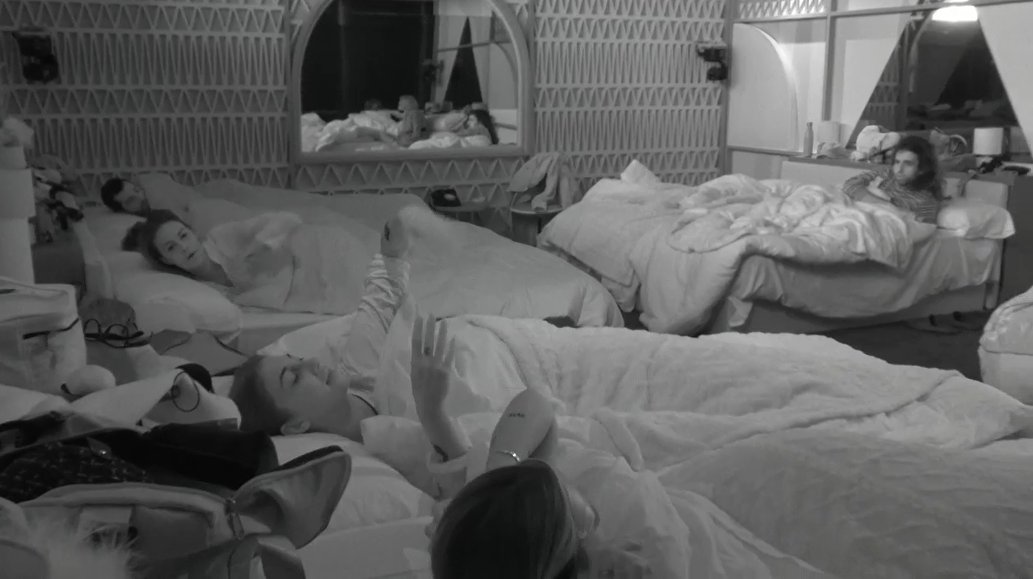 Jessica, a Carmen: "¿Quién eres tú para juzgar así a alguien? No es cómodo estar durmiendo y escuchar cómo hablan de ti"
Naomi: "Más incómodo es ver cómo está tonteando toda la noche, en mi cara, el tío que te ha dejado por otra"

#GHVIP27N 

🔴 mitele.es/directo/gh-vip…