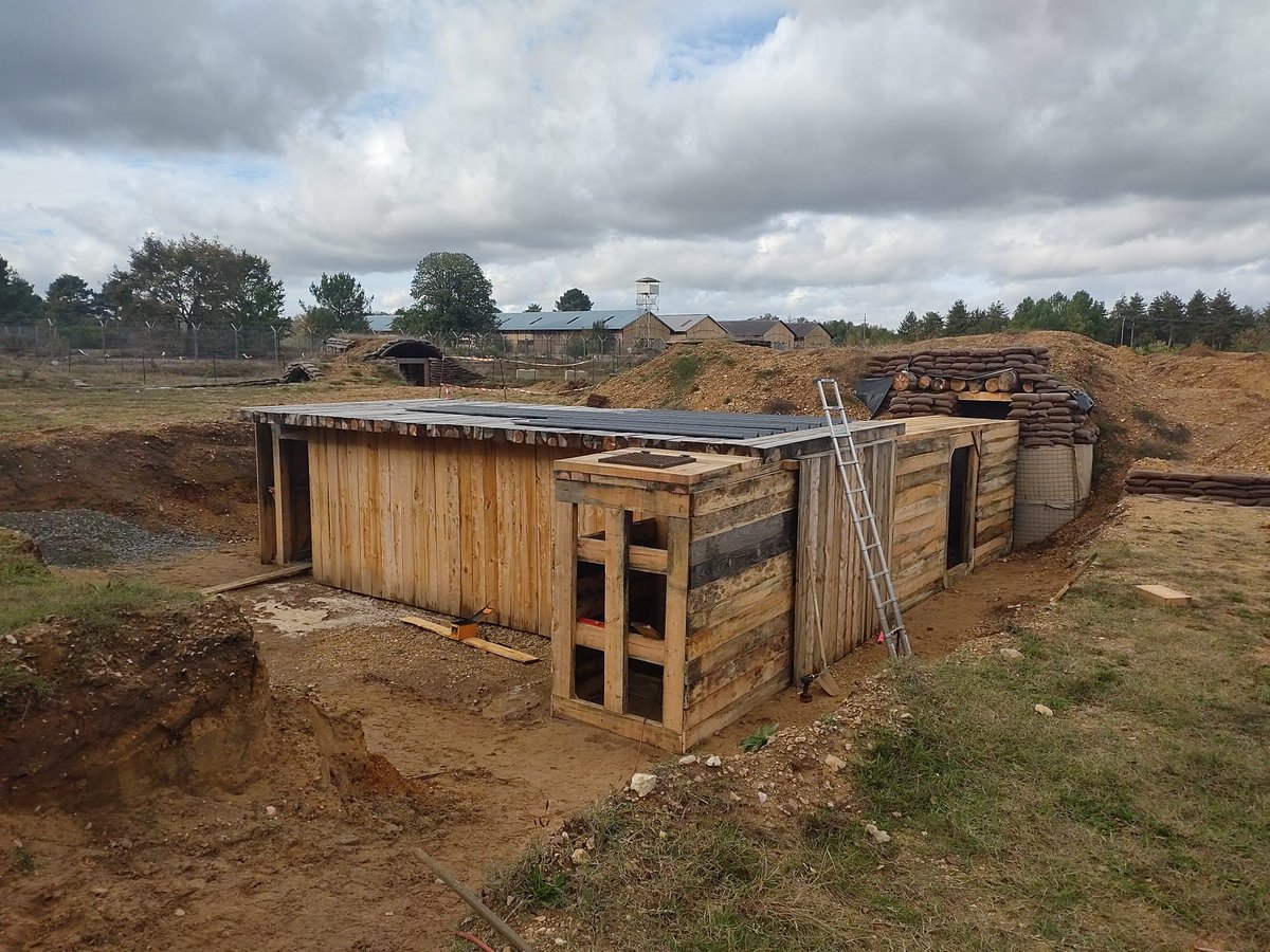 ecolegenie49's tweet photo. Les stagiaires FS1 Appui au Déploiement des Forces ont réalisé des chantiers de restitution sur le camp de Thorée les Pins. Construction d’une alvéole en parpaings, réhabilitation de la toiture d’un chalet et fin de la construction d’un abri enterré. https://t.co/RFPTjlZHA9