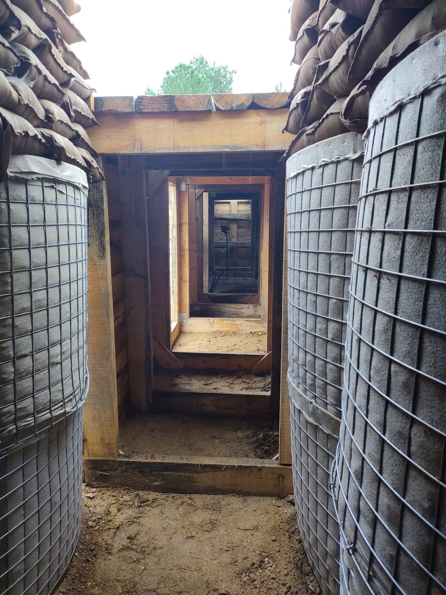 ecolegenie49's tweet photo. Les stagiaires FS1 Appui au Déploiement des Forces ont réalisé des chantiers de restitution sur le camp de Thorée les Pins. Construction d’une alvéole en parpaings, réhabilitation de la toiture d’un chalet et fin de la construction d’un abri enterré. https://t.co/RFPTjlZHA9