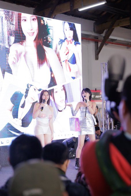 今年最後一場展覽終於完美的落幕啦🎉 感謝各位不畏寒風、下雨前來，辛苦了！ 有你們的陪伴是倪娜的福氣🧡 明年2024展場見🫶🏻  #動漫展 #cosplay #崩壞的英文老師 https://t.co/<a href="/tag/%E5%8B%95%E6%BC%AB%E5%B1%95"class="tags">#動漫展</a><a href="/tag/cosplay"class="tags"><span>#cosplay</span></a><a href="/tag/%E5%B4%A9%E5%A3%9E%E7%9A%84%E8%8B%B1%E6%96%87%E8%80%81%E5%B8%AB"class="tags"><span>#崩壞的英文老師</span></a>