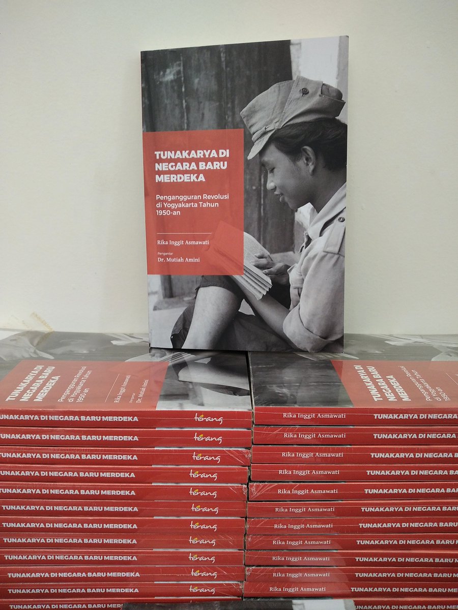 penerbitterang's tweet photo. Sudah turun cetak! Buku terbaru terbitan kami, "Tunakarya di Negara Baru Merdeka: Pengangguran Revolusi di Yogyakarta Tahun 1950an" (Rika Inggit Asmawati).

Dengan harga normal Rp68.000, bisa pesan via DM maupun kontak WhatsApp 0895-3791-43698. https://t.co/ZhIs6CtnxA