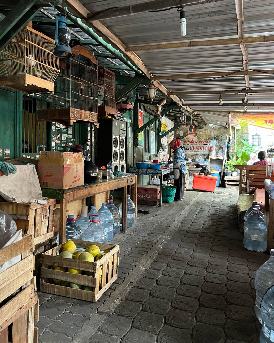 bulbulkiroku's tweet photo. Waktu lagi jalan-jalan di sekitar Kauman Solo, tiba-tiba aku jadi keinget rekomendasi dari temen soal es buah yang katanya murah tapi isinya banyak. Sat set langsung meluncurlah aku ke sana. Dan bener aja, dengan bayar 8k udah dapet es buah semangkok gede. Nggak paham ini ibunya niat jualan apa sedekah.