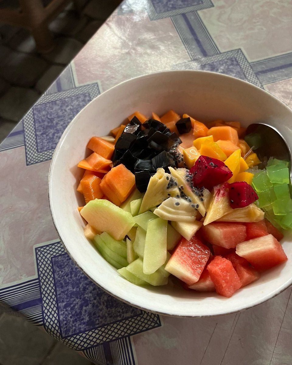 bulbulkiroku's tweet photo. Waktu lagi jalan-jalan di sekitar Kauman Solo, tiba-tiba aku jadi keinget rekomendasi dari temen soal es buah yang katanya murah tapi isinya banyak. Sat set langsung meluncurlah aku ke sana. Dan bener aja, dengan bayar 8k udah dapet es buah semangkok gede. Nggak paham ini ibunya niat jualan apa sedekah.