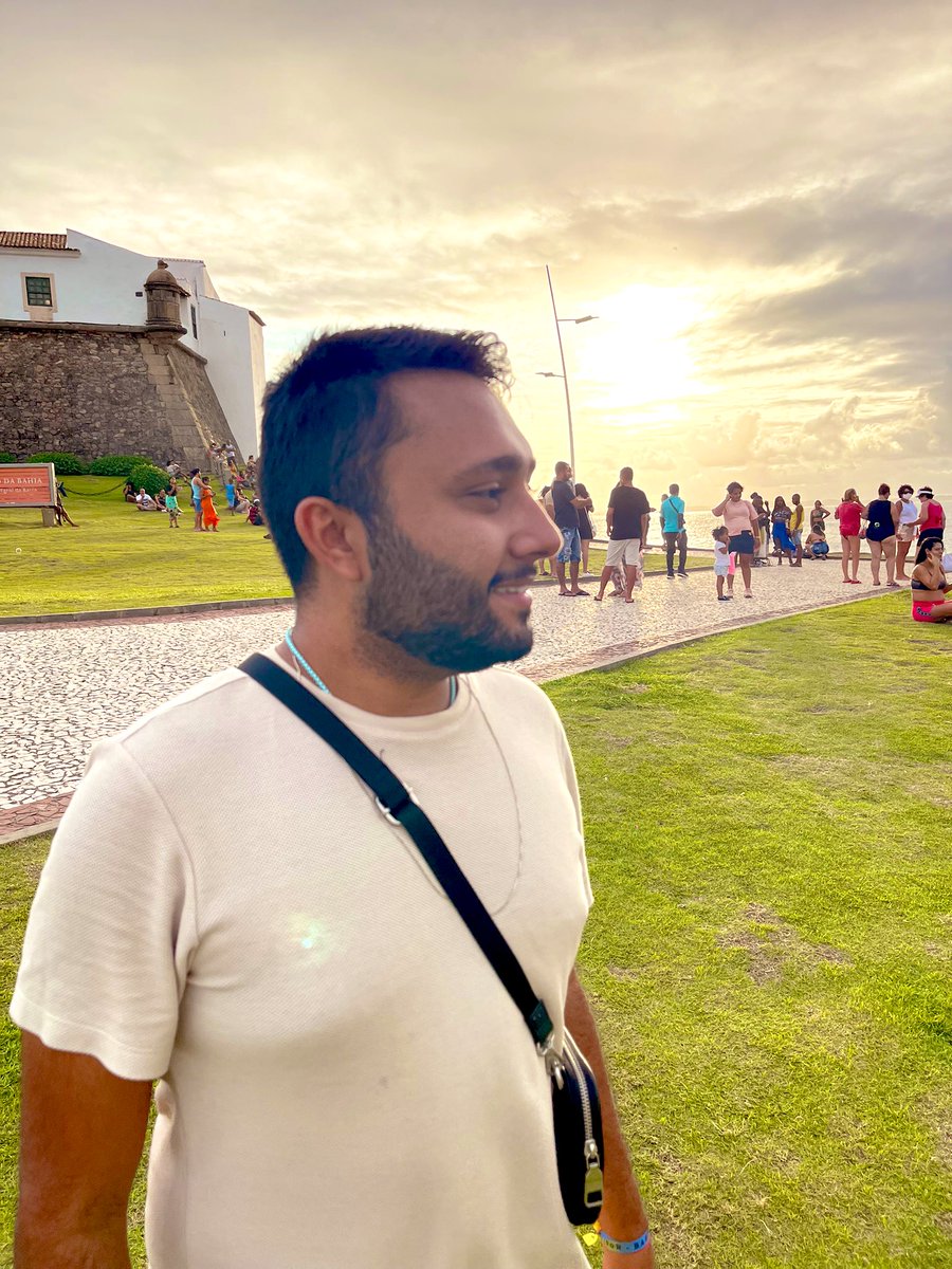rodrigmats's tweet photo. Se vir na tml, faça:

🙆🏾‍♂️ altura: 1,69
👣 sapato: 39/40
🌠 signo: câncer 
🚭 fumante: sob efeito de álcool 
🐊 tatuagens: não 
📍piercings: não 
🎨 cor favorita: azul/preto 
🍷bebida favorita: cereja/vinho/gin https://t.co/pFcb5DJKzy