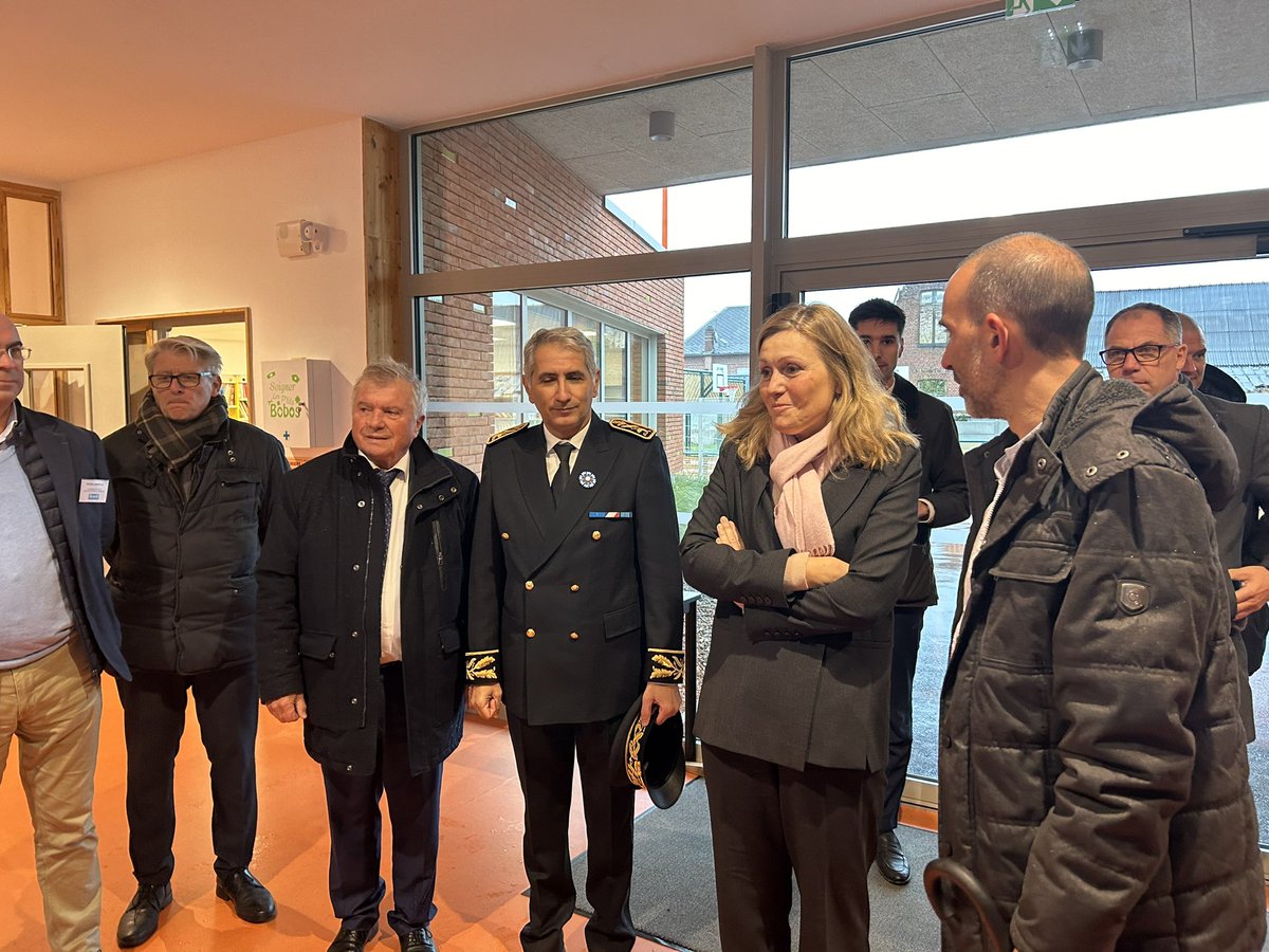 prefet59's tweet photo. Fayçal Douhane, sous-préfet de Cambrai, était ce 27/11/23 aux côtés de @YaelBRAUNPIVET en déplacement à #Maretz, afin d’échanger avec les élèves lauréats de la 26e édition du « Parlement des Enfants » sur leur proposition de loi portant sur la création d’un « Bois de la Démocratie ».