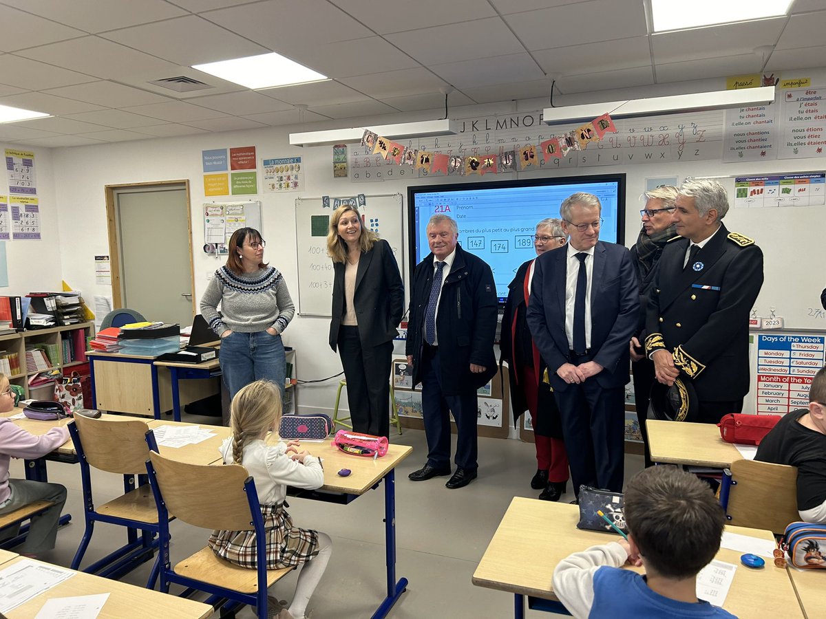 prefet59's tweet photo. Fayçal Douhane, sous-préfet de Cambrai, était ce 27/11/23 aux côtés de @YaelBRAUNPIVET en déplacement à #Maretz, afin d’échanger avec les élèves lauréats de la 26e édition du « Parlement des Enfants » sur leur proposition de loi portant sur la création d’un « Bois de la Démocratie ».