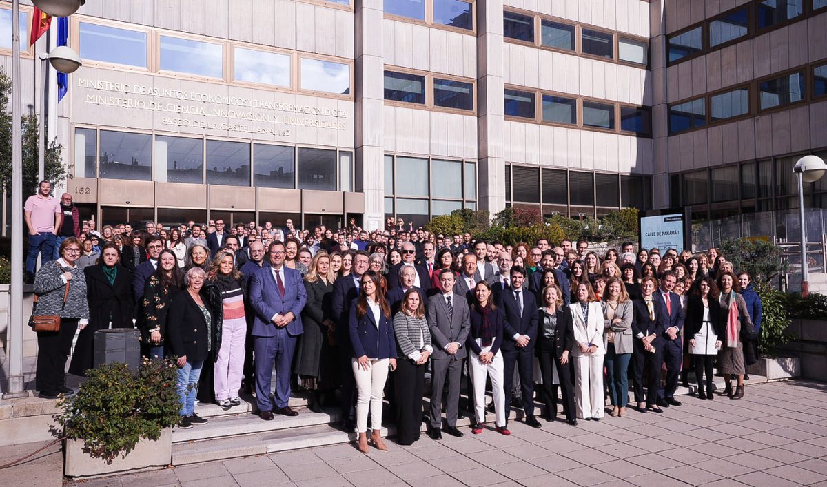 NadiaCalvino's tweet photo. Es un #OrgulloDePaís🇪🇸 contar con equipos comprometidos con el interés general, grandes en lo profesional y personal.

Hoy he estado con los servicios centrales de @_minecogob para agradecer su trabajo y abordar las prioridades de la legislatura y la integración de @SE_Comercio. https://t.co/UdELgwBkLC